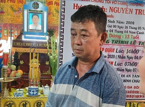 Ông T. chết lặng khi đứng trước di ảnh con trai. Ảnh: Tổ Quốc Ông T. chết lặng khi đứng trước di ảnh con trai. Ảnh: Tổ Quốc