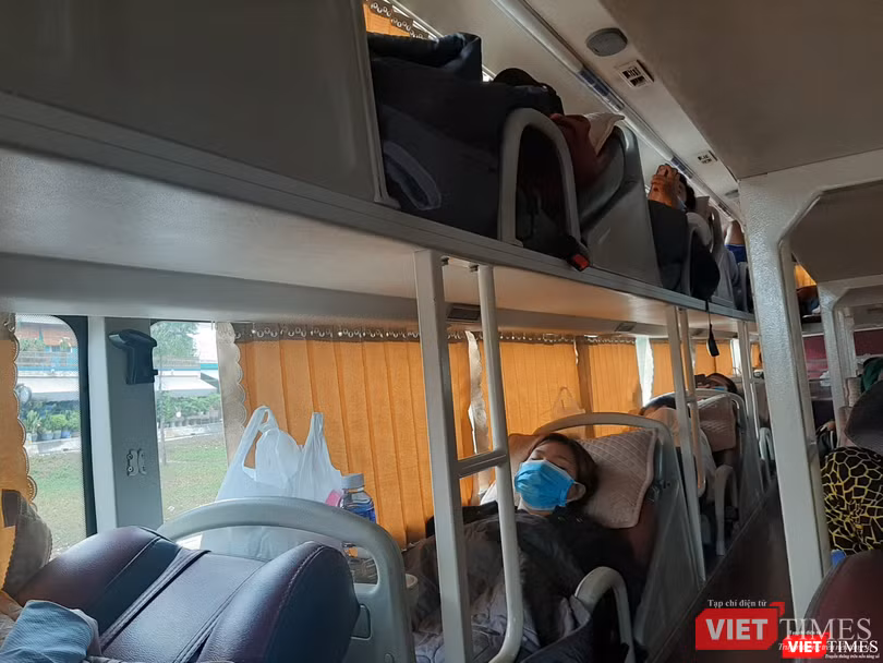 Tạm dừng hoạt động xe hợp đồng trên 9 chỗ đi và đến TP.HCM. Ảnh: N.T