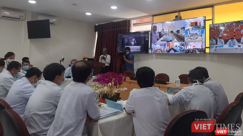 Các bác sĩ BV Nhi đồng 1 kết nối trực tuyến với BV tuyến dưới. (Ảnh: Nguyễn Trăm)