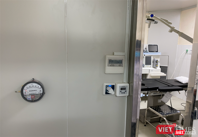 Buồng phẫu thuật áp lực âm tại Cơ sở 1 của BV điều trị COVID-19. Ảnh: SYT