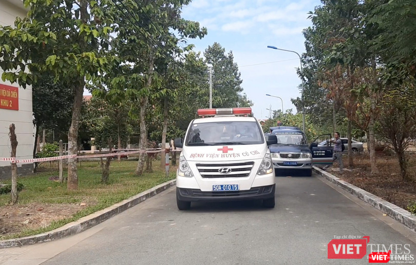 Xe cấp cứu chở bệnh nhân vào bệnh viện. Ảnh: Nguyễn Trăm