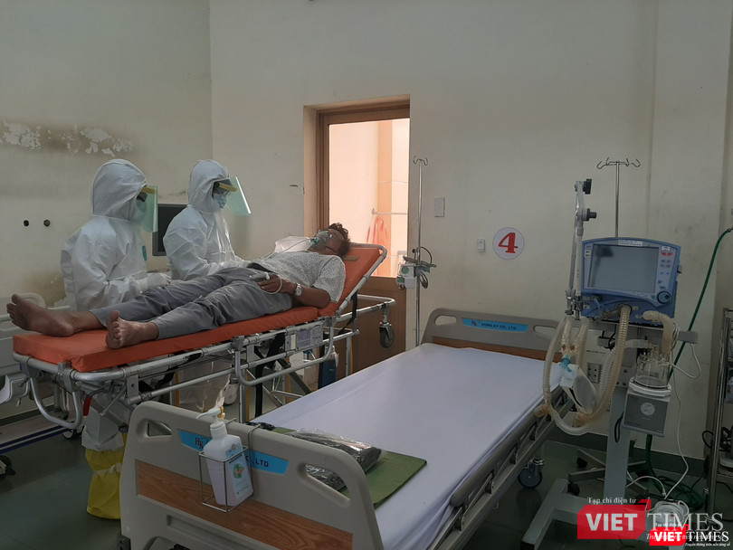 Sau khi thăm khám bước đầu, bệnh nhân sẽ được đưa xuống giường bệnh. Ảnh: Nguyễn Trăm