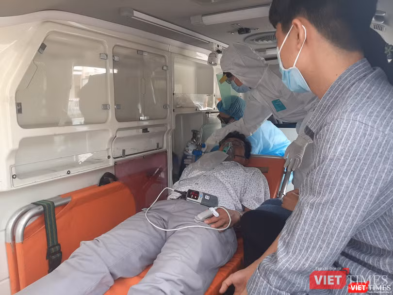 Bênh nhân được sơ cứu ngay trong khi nằm trên xe cấp cứu. Ảnh: Nguyễn Trăm Bênh nhân được sơ cứu ngay trong khi nằm trên xe cấp cứu. Ảnh: Nguyễn Trăm
