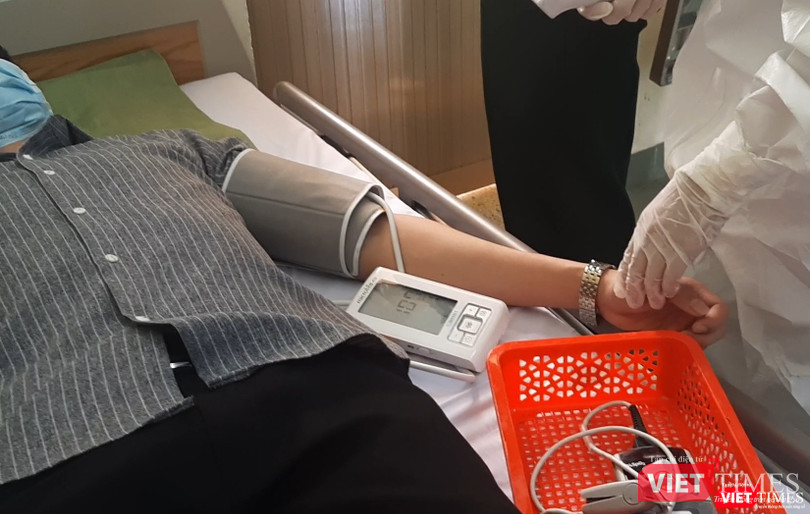 Bác sĩ đo chỉ số huyết áp cho bệnh nhân. Ảnh: Nguyễn Trăm