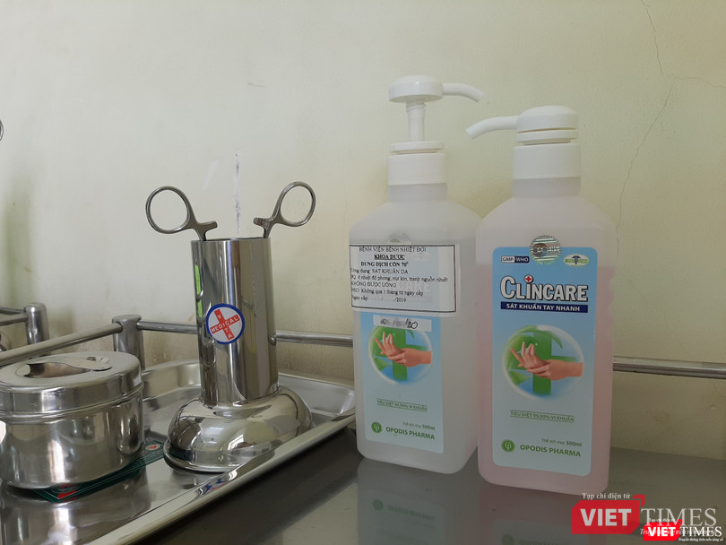 Dung dịch rửa tay sát khuẩn. Ảnh: Nguyễn Trăm