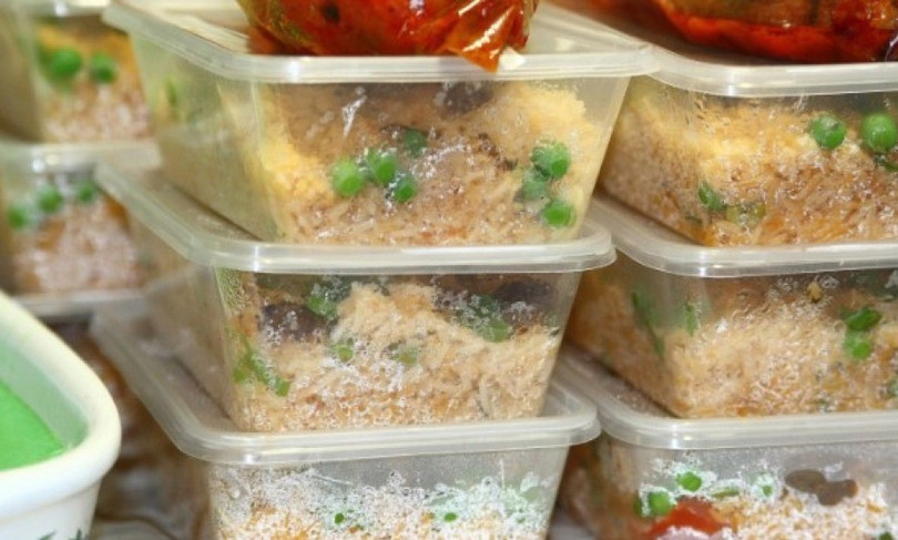 Không nên dùng đồ nhựa để đựng, hâm nóng thức ăn. Ảnh: Internet