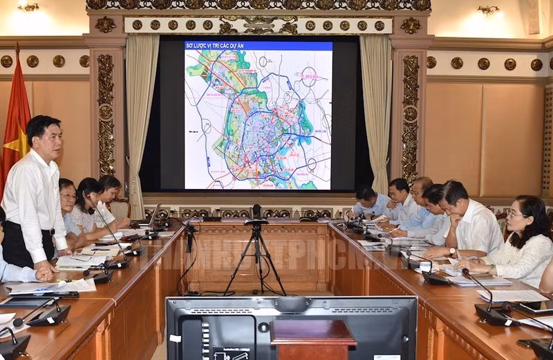 Họp giám sát của HĐND TP.HCM ở Ban Quản lý đầu tư xây dựng các công trình giao thông TP.HCM (QLDA). Ảnh: PLO