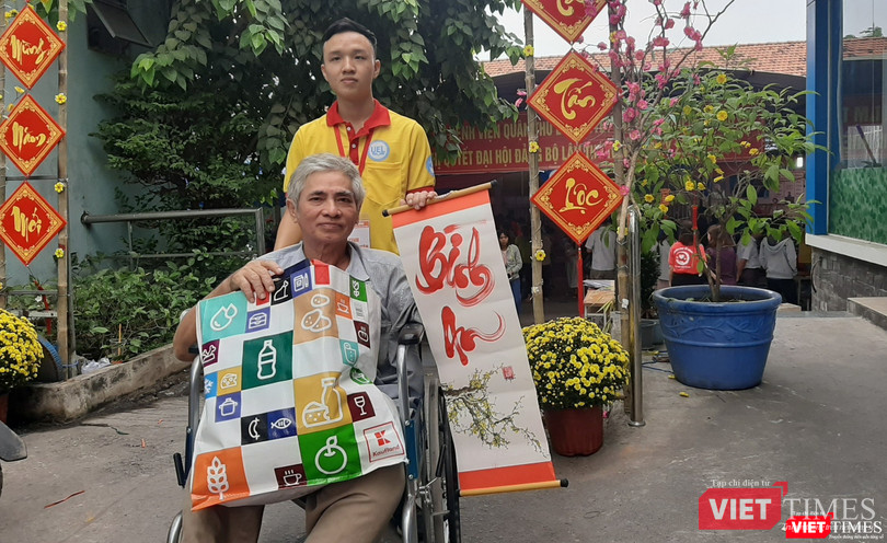 Bệnh nhân L. M. M. (65 tuổi, ở phường Bình Triệu, quận Thủ Đức) được tặng bức thư pháp với ý nghĩa cầu mong bình an đến ông và gia đình. Ảnh: Nguyễn Trăm