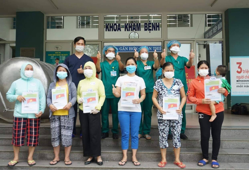 Các bệnh nhân được công bố khỏi bệnh, được Trung tâm Y tế Hòa Vang cho xuất viện vào chiều 18/8. Ảnh: BYT Các bệnh nhân được công bố khỏi bệnh, được Trung tâm Y tế Hòa Vang cho xuất viện vào chiều 18/8. Ảnh: BYT