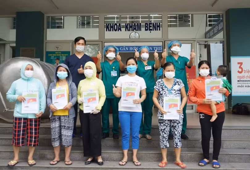 Các bệnh nhân được công bố khỏi bệnh, được Trung tâm Y tế Hòa Vang cho xuất viện vào chiều 18/8. Ảnh: BYT