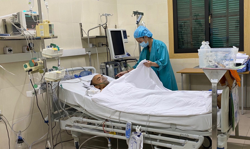 Bệnh nhân N.Q.T, 33 tuổi, ở Thanh Hóa được chăm sóc tích cực tại Trung tâm Tim mạch và lồng ngực (BV Hữu nghị Việt Đức). Ảnh: BVCC Bệnh nhân N.Q.T, 33 tuổi, ở Thanh Hóa được chăm sóc tích cực tại Trung tâm Tim mạch và lồng ngực (BV Hữu nghị Việt Đức). Ảnh: BVCC