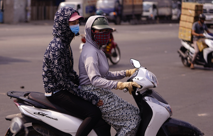 Người dân trang bị đầy đủ trang phục chống nắng khi ra đường. Ảnh minh họa