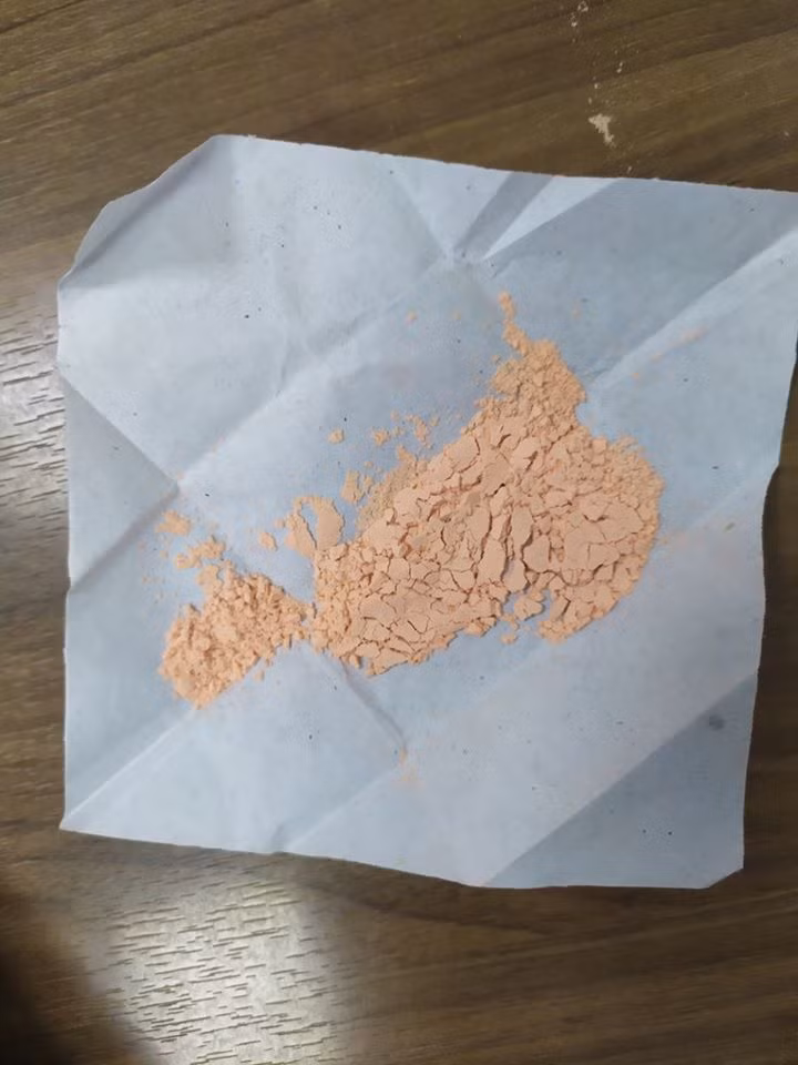 Gói thuốc cam gia đình đã dùng để đánh tưa lưỡi cho em bé 3 tháng tuổi. Ảnh: Bệnh viện cung cấp