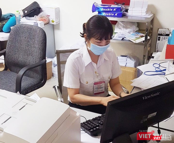 Nhân viên phòng hành chính (TTKDYTQT) được tăng cường làm nhiệm vụ tại sân bay Tân Sơn Nhất. Ảnh: H.U