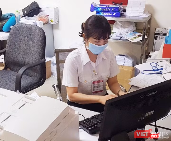 Nhân viên phòng hành chính (TTKDYTQT) được tăng cường làm nhiệm vụ tại sân bay Tân Sơn Nhất. Ảnh: H.U