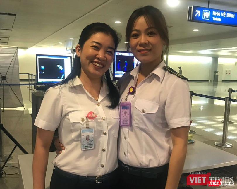 Nhân viên TTKDYTQT tranh thủ thời gian vắng hành khách chụp ảnh cùng nhau (ảnh được chụp trước khi dịch bùng phát). Ảnh: H.U