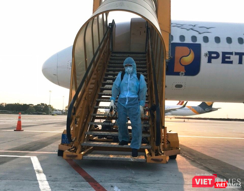 Nhân viên nam ở TTKDYTQT phun sát khuẩn máy bay. Ảnh: H.U