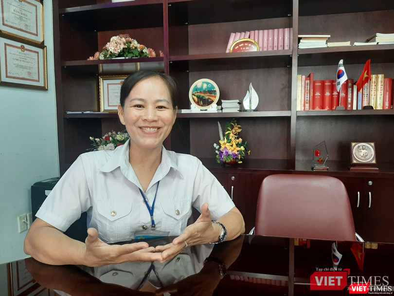 Chị Út niềm nở chia sẻ về công việc của mình tại sân bay Tân Sơn Nhất. Ảnh: N.T