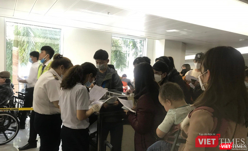 Kiểm dịch y tế tại sân bay Tân Sơn Nhất. Ảnh: T.T