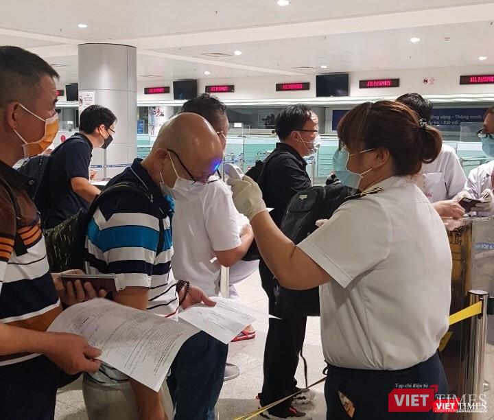 Nhân viên TTKDYTQT tiến hành kiểm dịch cho hành khách. Ảnh: H.U
