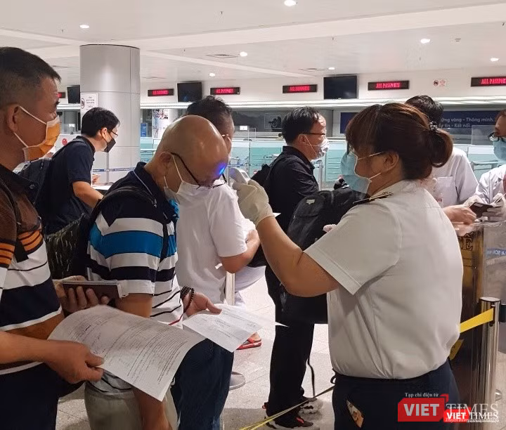 Nhân viên TTKDYTQT tiến hành kiểm dịch cho hành khách. Ảnh: H.U