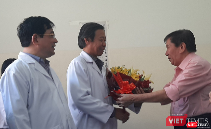 Bệnh nhân tặng hoa, cảm ơn bác sĩ Nguyễn Văn Vĩnh Châu - Giám đốc BV Bệnh nhiệt đới TP.HCM. Ảnh: Nguyễn Trăm