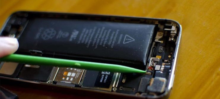 Pin điện thoại bị phồng nhưng không được bảo trì, sửa chữa kịp thời là một trong những nguyên nhân khiến dễ dàng xảy ra cháy nổ. Ảnh: Internet