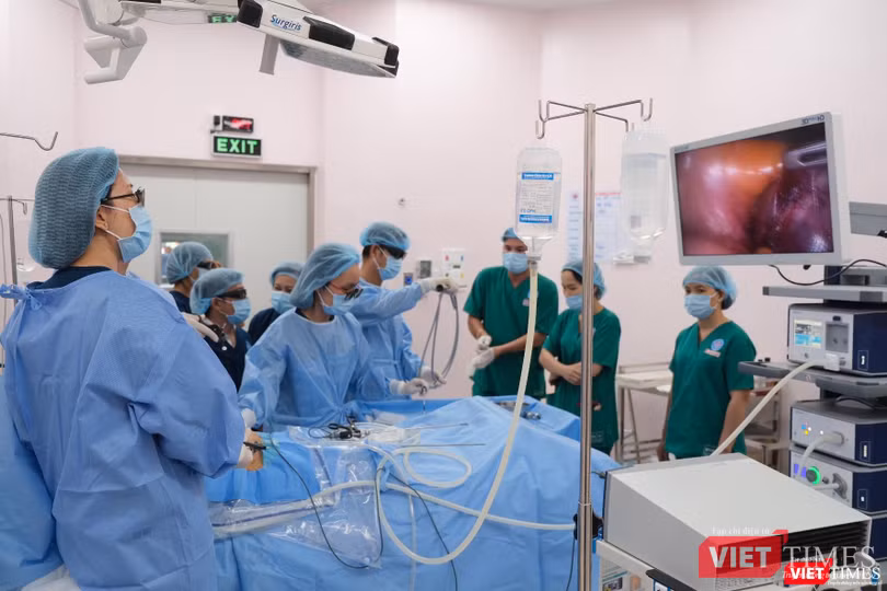 Ca phẫu thuật đầu tiên bằng phương pháp nội soi 3D tại BV Hùng Vương. Ảnh: Thiên Chương