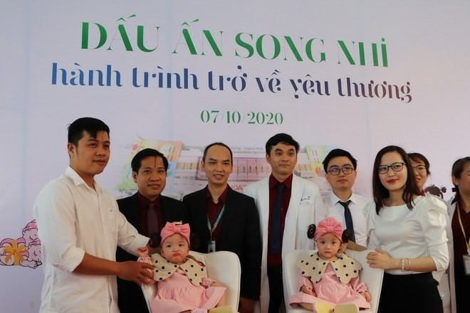 Song Nhi chụp hình kỷ niệm cùng các y bác sĩ BV Nhi đồng TP.HCM. Ảnh: Pháp luật & Bạn đọc