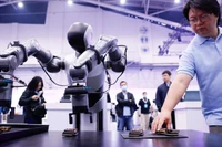 Một robot hình người công nghiệp có bánh xe tích hợp trí tuệ nhân tạo được trưng bày tại ngày hội công nghệ thường niên của Foxconn ở Đài Bắc vào tháng 11 năm 2025. Ảnh: Nikkei Asia.