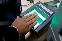 Một phụ nữ đang thực hiện quy trình quét vân tay để đăng ký vào hệ thống cơ sở dữ liệu Mã định danh duy nhất (UID), còn được gọi là Aadhaar, tại một trung tâm đăng ký ở New Delhi, Ấn Độ. Ảnh: Reuters.
