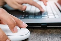 Có thể chúng ta đang kết nối chuột với máy tính sai cách. Ảnh: BGR.