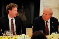 Tổng thống Mỹ Donald Trump nói chuyện với Giám đốc điều hành Meta, Mark Zuckerberg. Ảnh: Reuters.