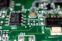 Heli là một nguyên liệu quan trọng trong quy trình sản xuất chip, được sử dụng để làm mát các tấm bán dẫn. Ảnh: Nikkei Asia.