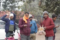 Các công nhân chờ đợi nhà thầu đến giao việc làm theo ngày tại làng Dhire, thuộc bang Bihar của Ấn Độ. Ảnh: Nikkei Asia.