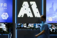 Một người tham dự Hội nghị Trí tuệ Nhân tạo Thế giới tại Thượng Hải, Trung Quốc. Ảnh: Reuters.