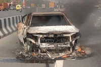 Một chiếc xe Baleno bị hư hại trên đường cao tốc Delhi-Meerut (Ấn Độ) sau khi lốp xe bốc cháy, khiến toàn bộ xe bốc khói. Ảnh: Getty.