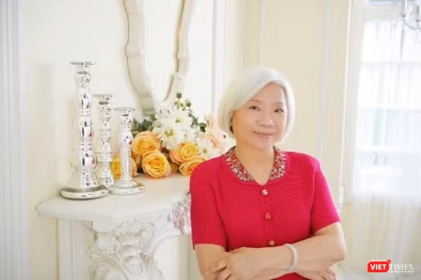 Nhà thơ Doãn Linh vừa trở về từ Đài Loan, giới thiệu "Khi đêm nở rộ như hoa" 