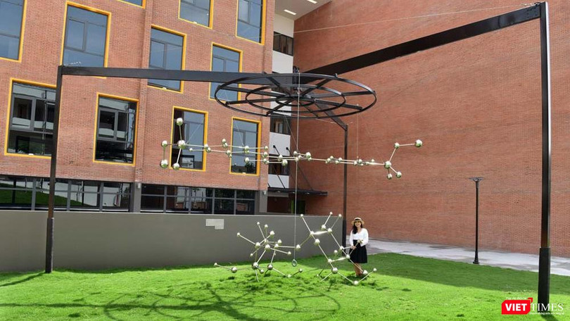 Nghệ sĩ Ly Hoàng Ly bên tác phẩm Public Art "Mật Mật Mật" được đặt trong khuôn viên trường EMASI Nam Long (TP.HCM) 