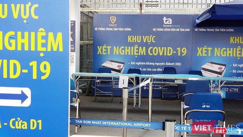 Khu vực xét nghiệm COVID-19 tại Cảng hàng không quốc tế Tân Sơn Nhất. Ảnh: Hoà Bình