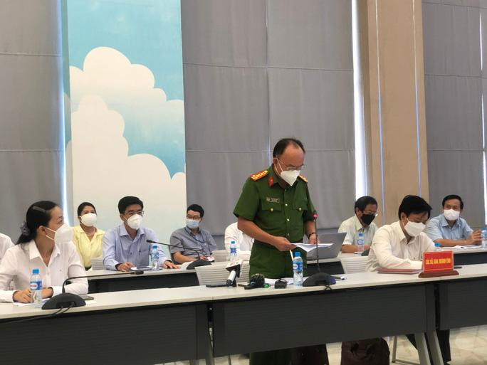 Đại tá Trần Văn Chính, Phó Giám đốc Công an tỉnh Bình Dương báo cáo tại cuộc họp báo sáng 17-8. Ảnh: Thành Đồng (NLD)