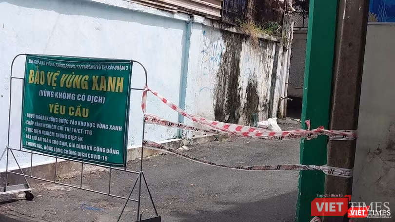Bảo vệ vùng xanh (vùng chưa có dịch) ở quận 3 – TP.HCM. Ảnh Hoà Bình