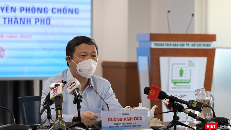 Phó Chủ tịch UBND TP.HCM Dương Anh Đức trao đổi tại buổi họp báo