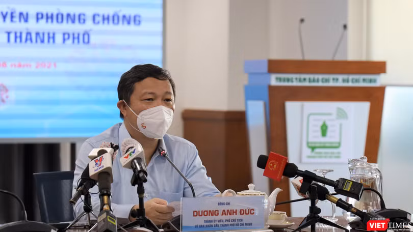 Phó Chủ tịch UBND TP.HCM Dương Anh Đức trao đổi tại buổi họp báo