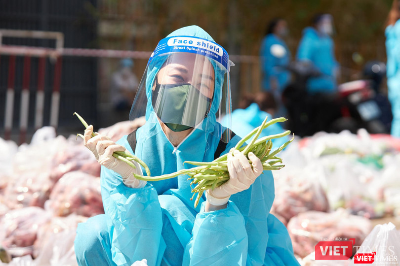 Hoa hậu Khánh Vân với niềm vui mang thực phẩm tới cho bà con nghèo