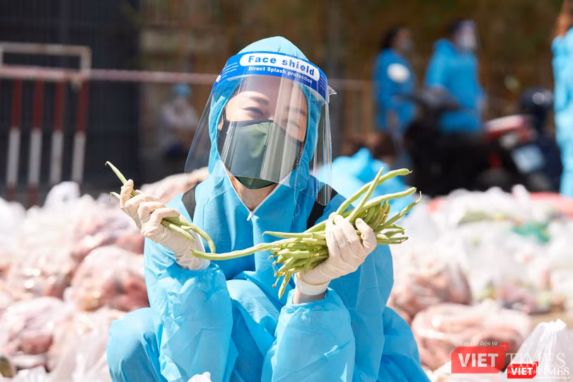 Hoa hậu Khánh Vân với niềm vui mang thực phẩm tới cho bà con nghèo Hoa hậu Khánh Vân với niềm vui mang thực phẩm tới cho bà con nghèo