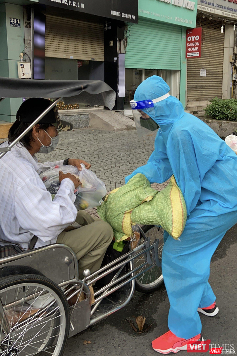 Hoa hậu Khánh Vân cùng các Á hậu nỗ lực mang gạo, rau củ đến cho người có hoàn cảnh khó khăn
