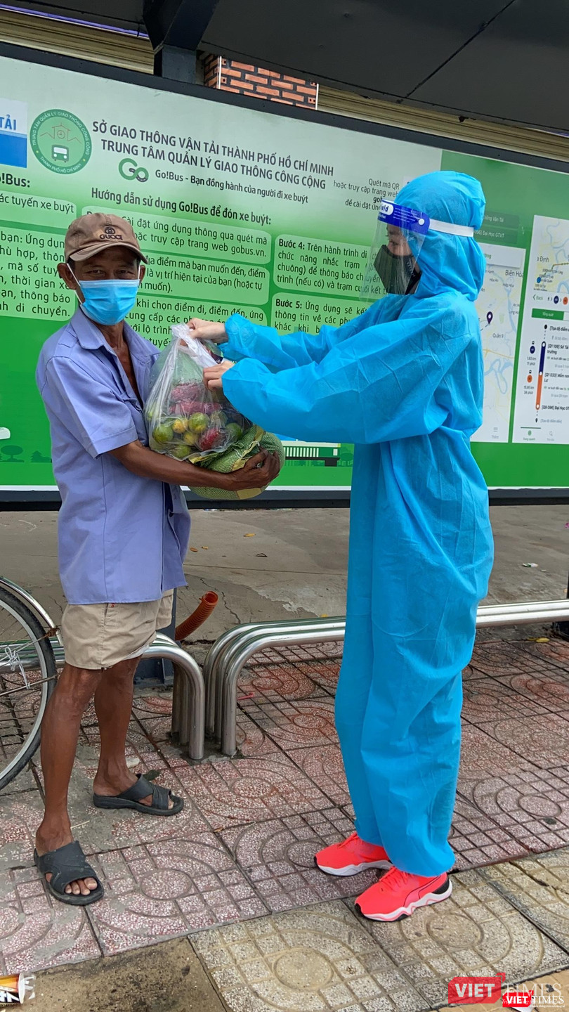 Hoa hậu Khánh Vân tận tay trao quà tặng cho người dân