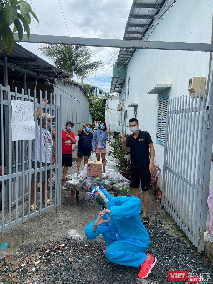 Hoa hậu Khánh Vân tới từng khu cách ly, tận tay mang thực phẩm tặng người dân nghèo