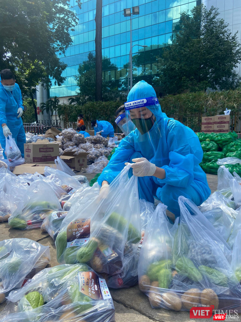 Hoa hậu Khánh Vân tự tay sắp xếp các loại thực phẩm